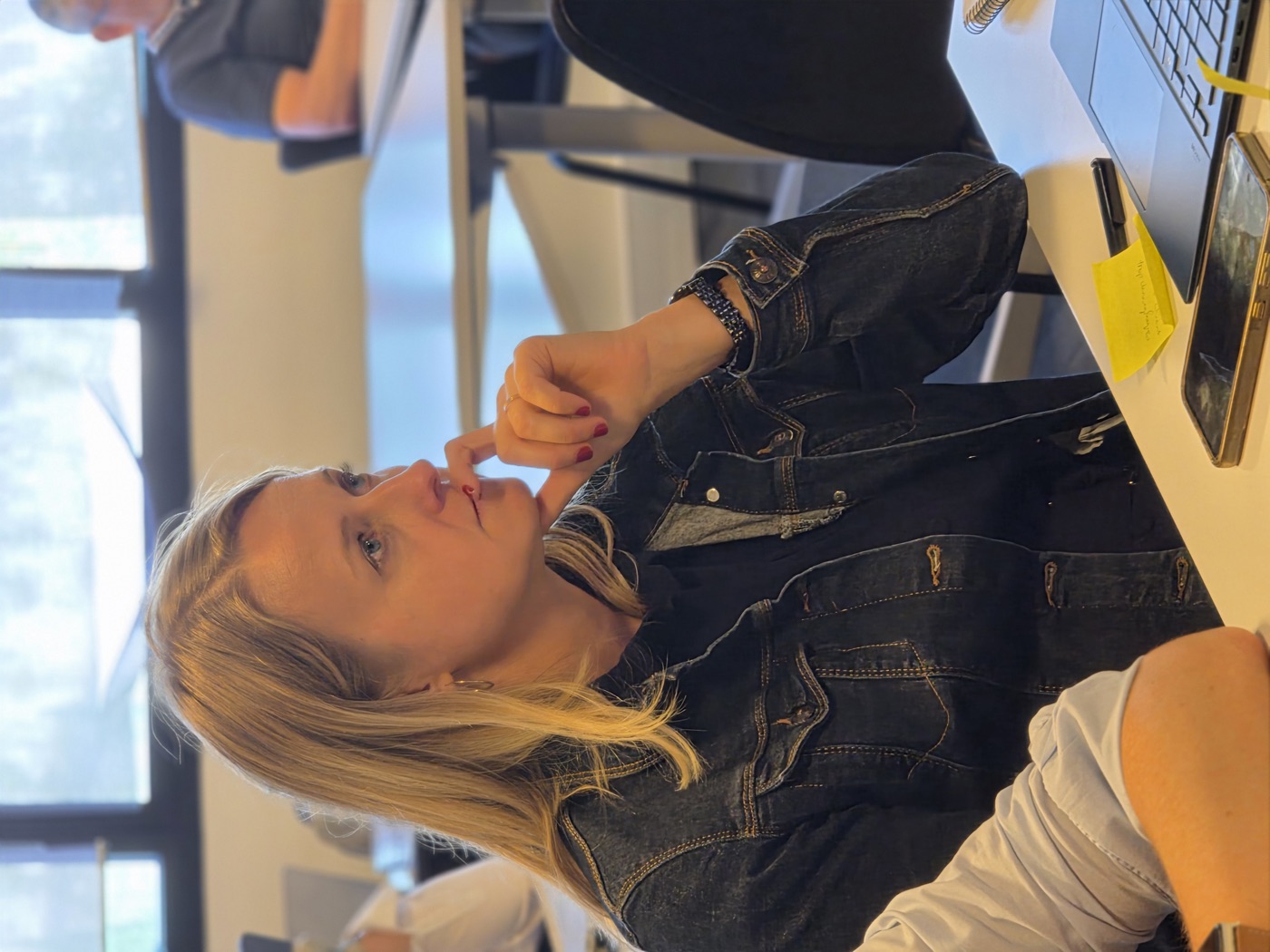 Participante attentive lors d'un atelier du réseau Inwin