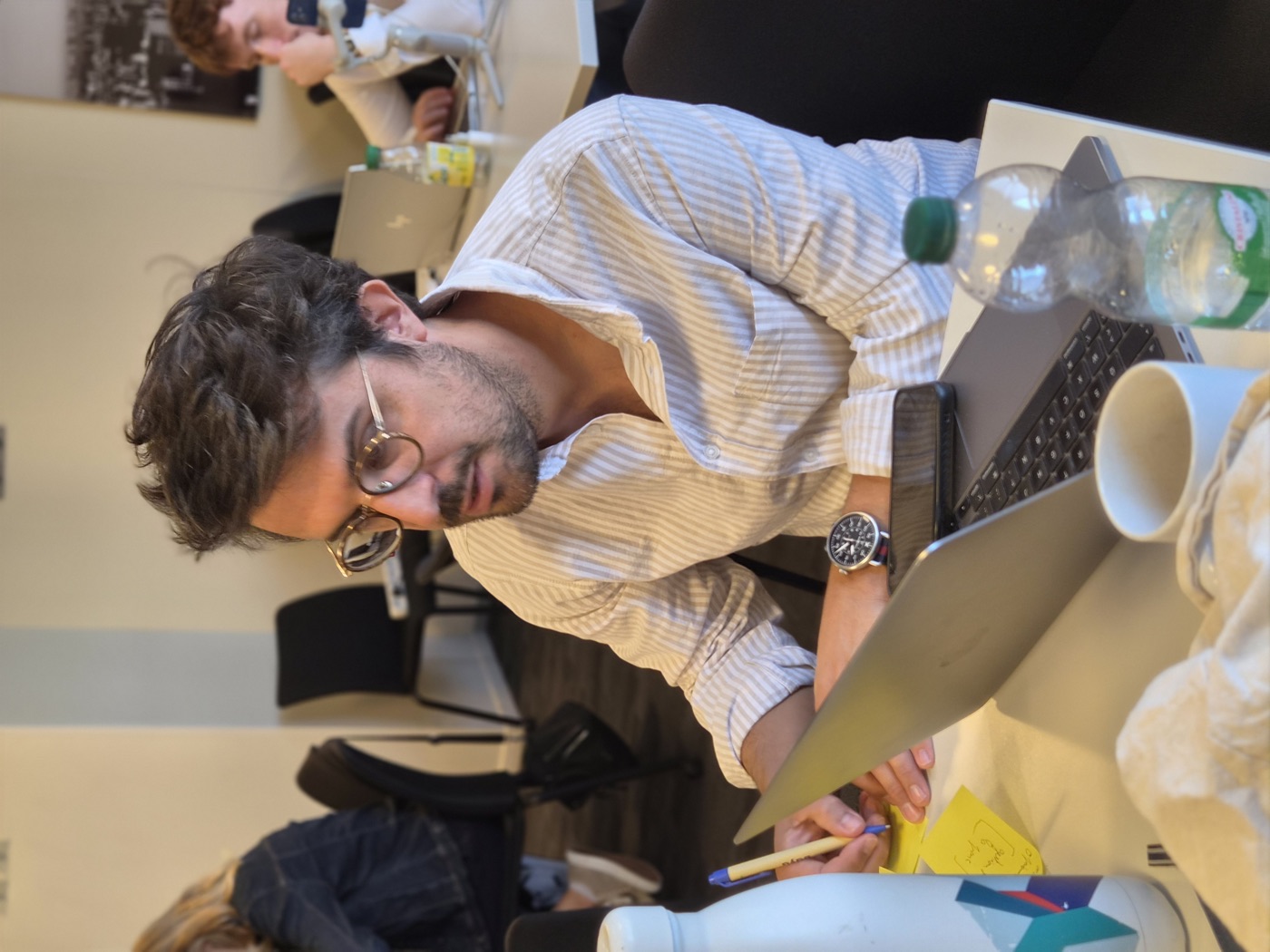 Participant d'un atelier du réseau Inwin, prise de notes