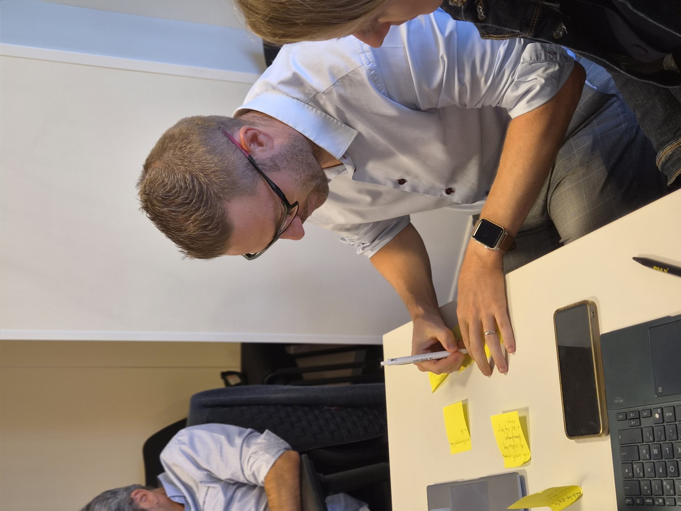 Participant d'un atelier du réseau Inwin, prise de notes sur post-it