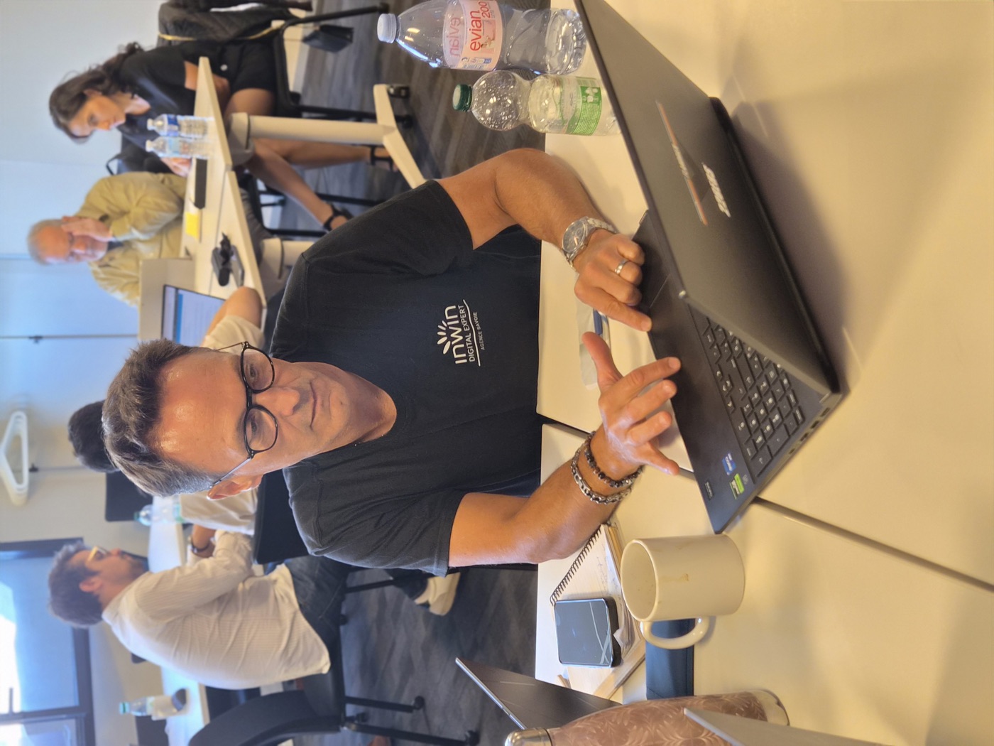 Atelier de travail en équipe, portant un polo Inwin