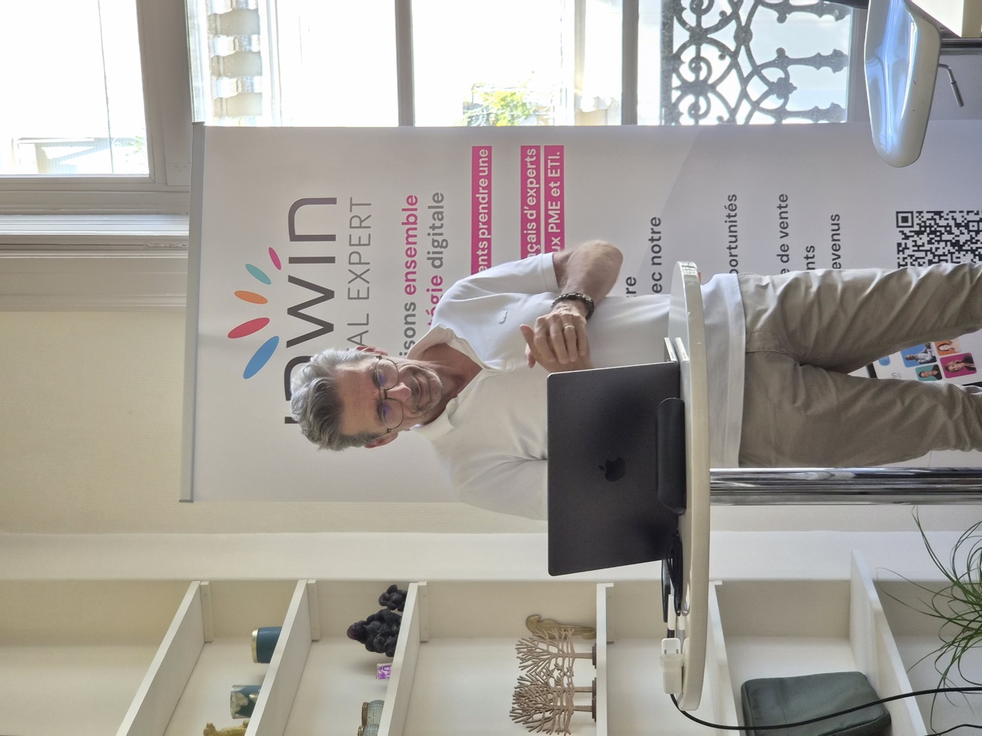 Consultant Inwin présentant la stratégie digitale du réseau